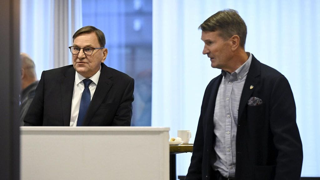 Heikki Hietanen (vas.) valittiin Jääkiekkoliiton uudeksi puheenjohtajaksi. Erkka Westerlund hävisi äänestyksen.