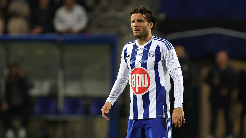 Hetemaj laittaa nappikset naulaan.