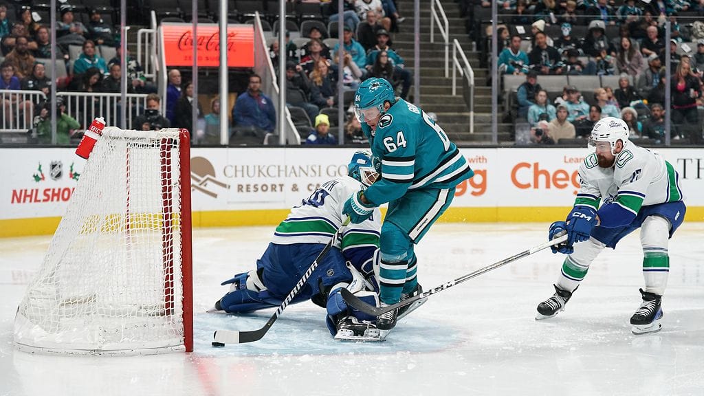 San Jose Sharksin Mikael Granlund on karannut läpi ja upottaa kiekon Vancouver Canucksin maaliin.