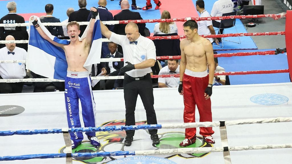 Akseli Saurama juhlii potkunyrkkeilyn maailmanmestaruutta.