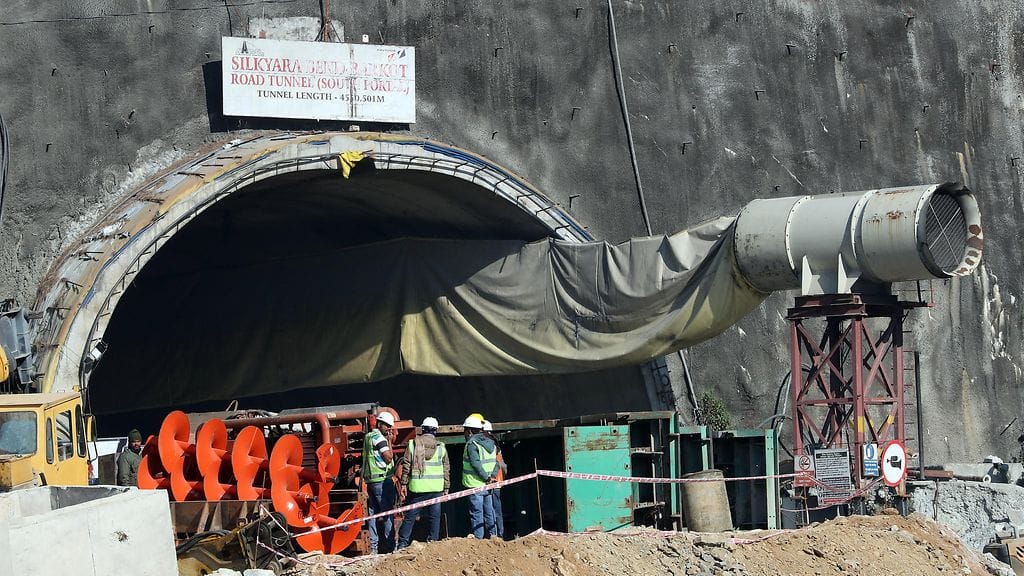 Työntekijät jäivät loukkuun, kun rakenteilla ollut Silkyaran ja Dandalgaonin kaupunkien välinen tietunneli romahti pohjoisessa Uttarakhandin osavaltiossa.