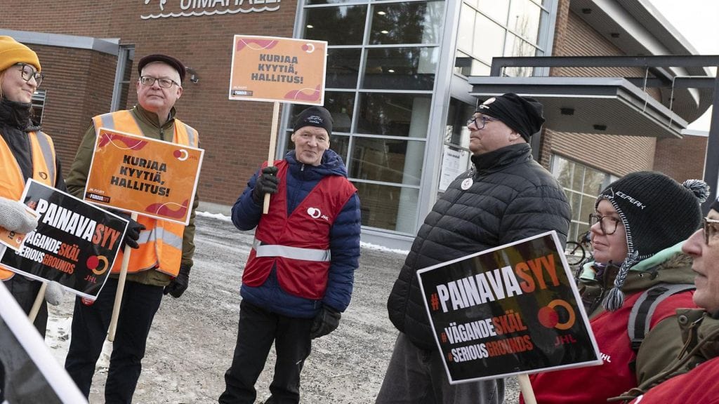 Ammattiliitto JHL on järjestänyt sarjan poliittisia lakkoja, joilla vastustetaan hallituksen leikkauspolitiikka.