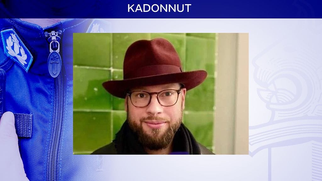 Kadonneella oli yllään musta villakangastakki ja kuvassa näkyvä lierihattu.