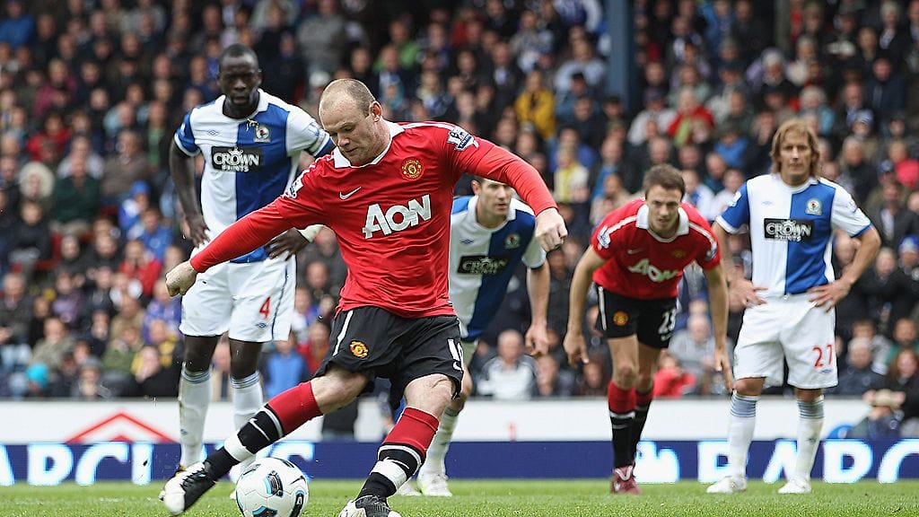 Manchester Unitedin Wayne Rooney ampuu rankkaria Blackburn Roversia vastaan