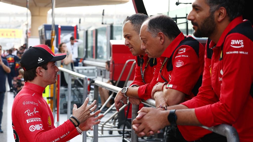 Charles Leclerc toimi Abu Dhabin GP:n ratkaisuhetkillä Ferrarin strategiavastaavana.