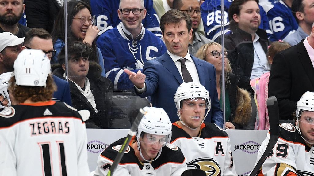 Dallas Eakins (taka-alalla, keskellä, sormi ojossa).