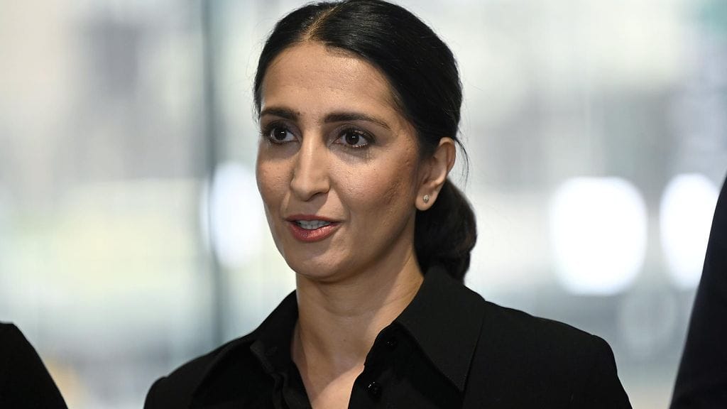 SDP:n Nasima Razmyar keskustakirjasto Oodissa Helsingissä 7. marraskuuta 2023. Kuvituskuva.