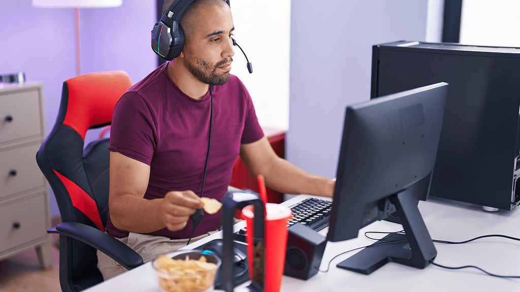 gamer boy syö sipsuja