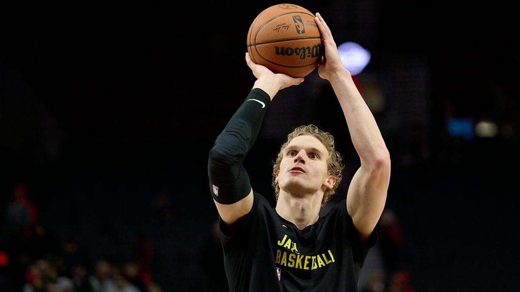 Lauri Markkanen jää kuntouttamaan jalkaansa, eikä lähde Jazzin mukaan vierasotteluihin.