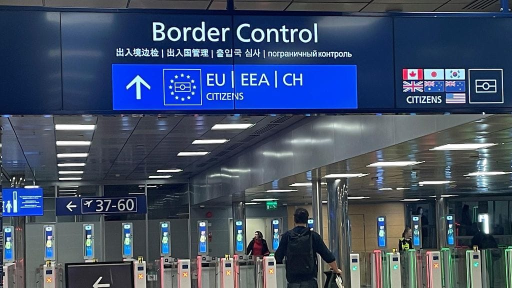 Turvapaikanhakijoita tulee vuosittain Suomeen lentäen parisataa