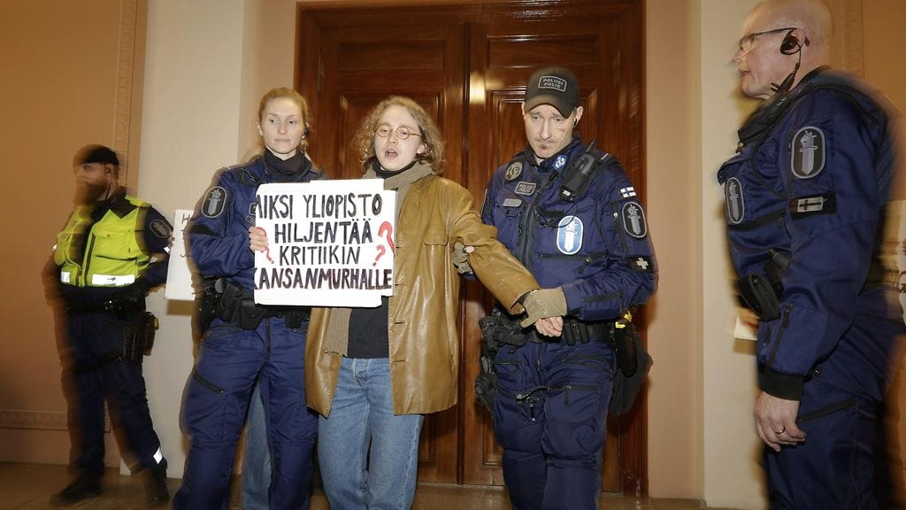 Poliisi poisti mielenosoittajan Helsingin yliopiston päärakennuksesta 29. marraskuuta 2023. Opiskelijat uhmasivat mielenosoituksella yliopiston kieltoa.