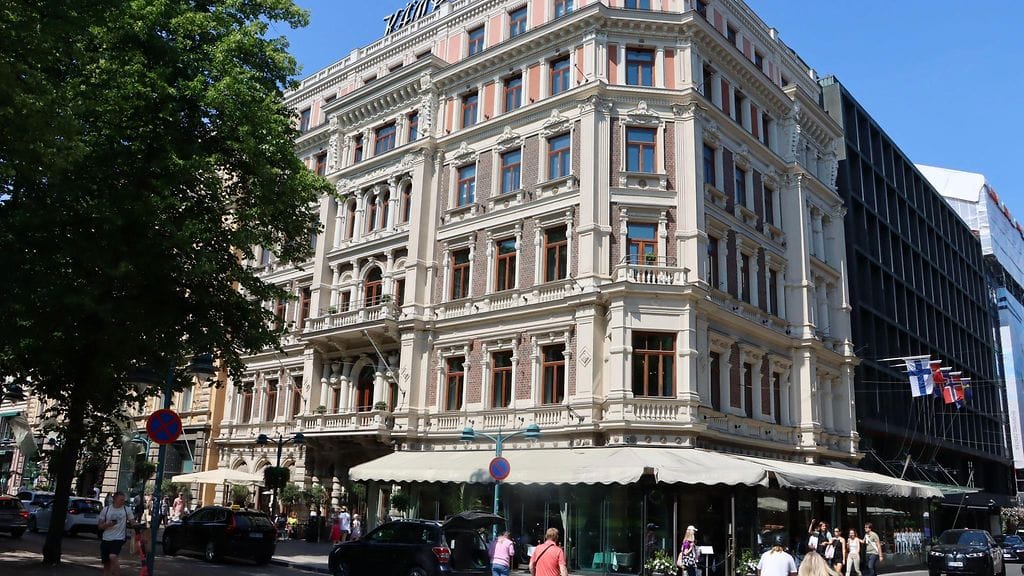 Hotelli Kämp kuvattuna kesällä 2023.