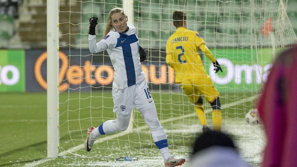 Helmarien Linda Sällström osui Romaniaa vastaan avauspuoliajalla kahdesti.