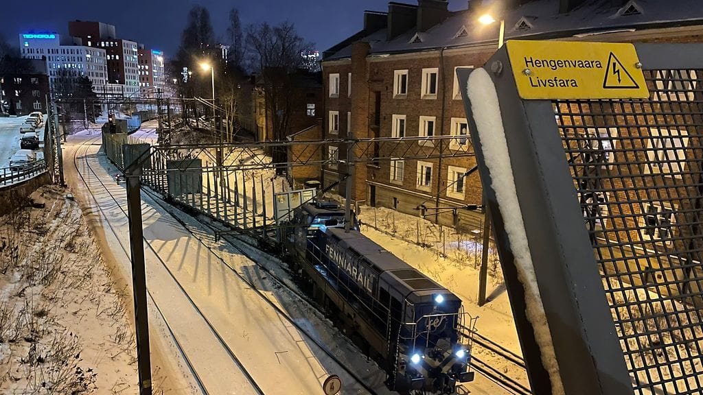 Tavarajuna suistui kiskoilta Tampereella torstai-iltana. Lukijan kuva.