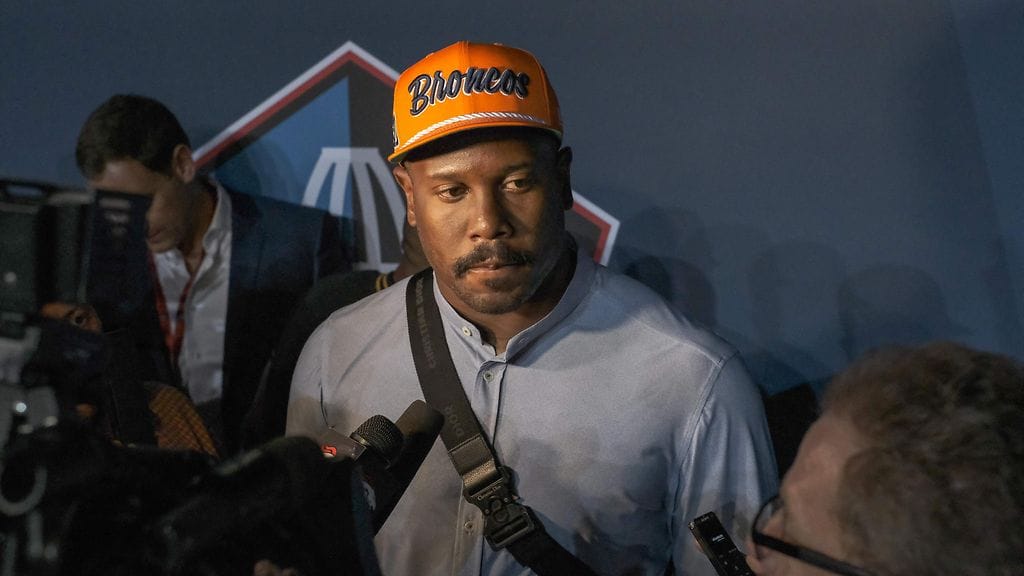 Von Miller edusti hänet NFL:ään varannutta Denver Broncosia kymmenen vuoden ajan. Sittemmin hän on pelannut myös Los Angeles Ramsissa ja viimeisimpänä Buffalo Billsissä.