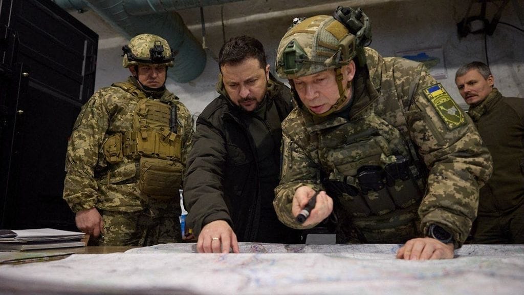 Presidentti Zelenskyi Koillis-Ukrainan Kupjanskin alueella 30. marraskuuta julkaistussa kuvassa.