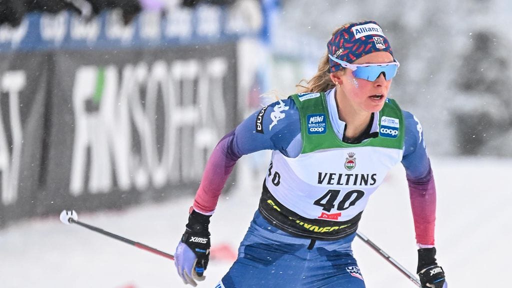 Yhdysvaltojen Jessie Diggins oli ylivoimainen kymmenen kilometrin vapaan hiihtotavan kilpailussa Ruotsin Jällivaarassa.