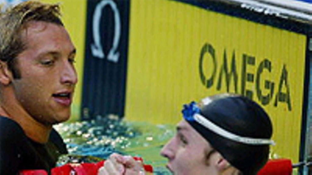 Ian Thorpe onnittelee Pieter van den Hoogenbandia (selin), Photo:Pascal Le Segre