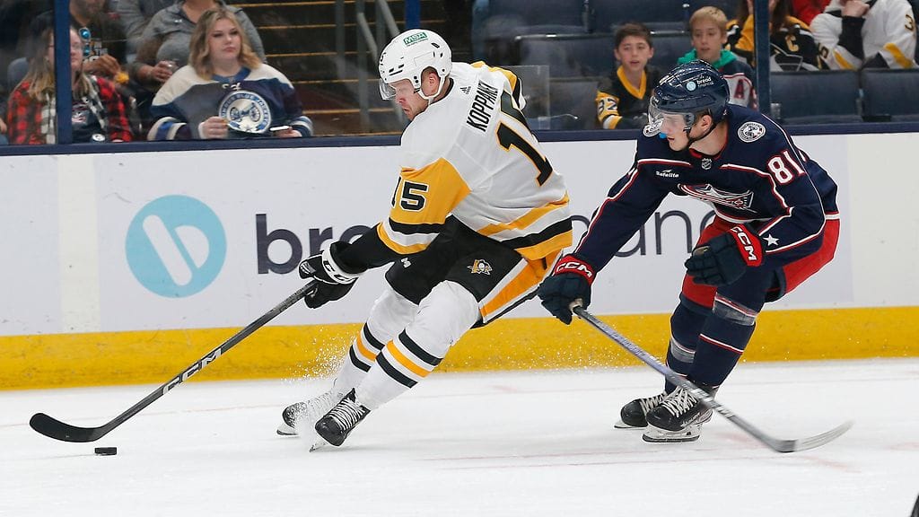 Joona Koppanen (vas.) nostettiin Pittsburgh Penguinsin NHL-miehistöön.