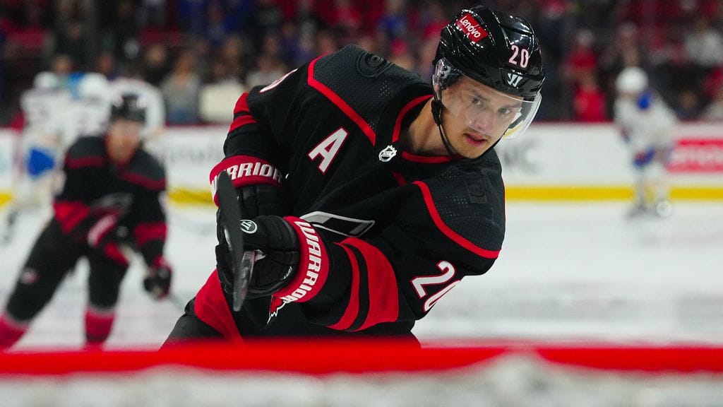 Sebastian Aho laukoi kaksi maalia Buffalon verkkoon.