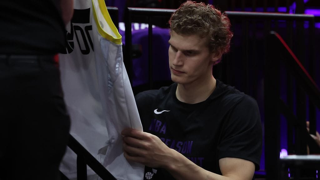 Lauri Markkanen on ollut sivussa jo viisi ottelua takareisivamman takia.
