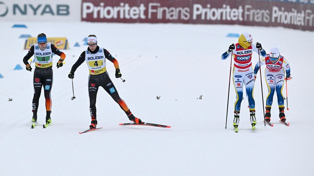 Naisten maailmancupin viesti Jällivaarassa ratkesi kolmannella osuudella, kun Ebba Andersson (toinen oikealta) nosti Ruotsin kärkeen.