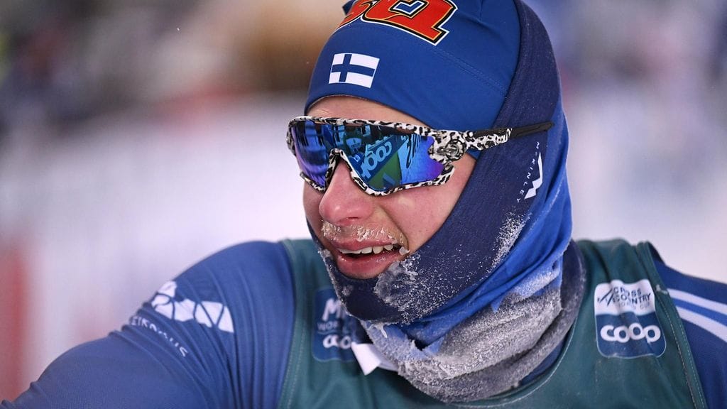 Remi Lindholm hiihti vahvan osuuden Suomen kolmantena hiihtäjänä.