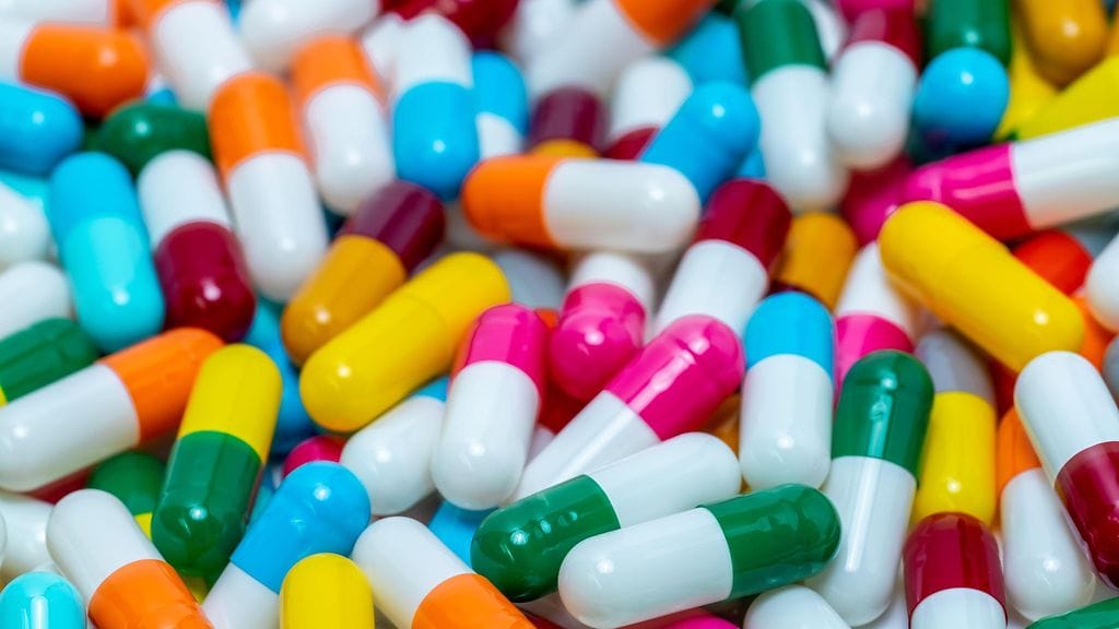 Antibioottiresistenssi on yhä suurempi ongelma maailmalla, kertoo muun muassa THL. Kuvassa antibioottipillereitä.