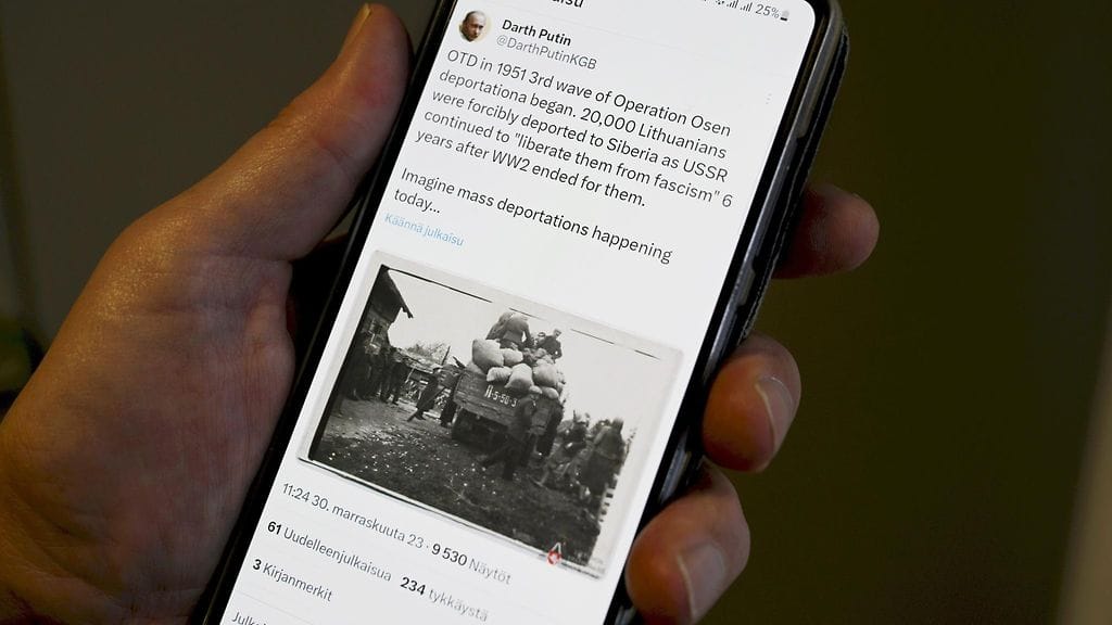 LK 3.12.2023 Entisessä Twitterissä ja nykyisessä X-viestipalvelussa toimiva Darth Putin (@DarthPutin KGB) -parodiatili kuvattuna Helsingissä 30. marraskuuta 2023.