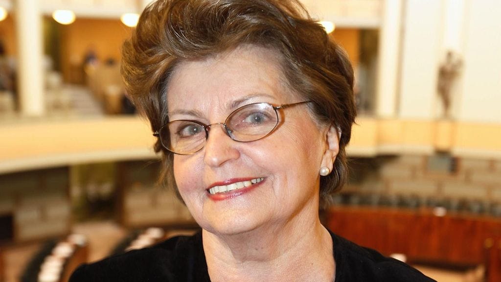 Elsi Hetemäki kuvattuna eduskunnan istuntosalin parvekkeella presidentin virhaanastujaisjuhlallisuuksissa 1. maaliskuuta 2006.