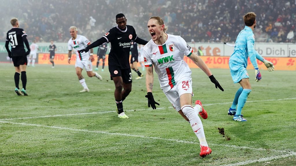 Fredrik Jensen tuulettaa kauden ensimmäistä Bundesliiga-maaliaan.