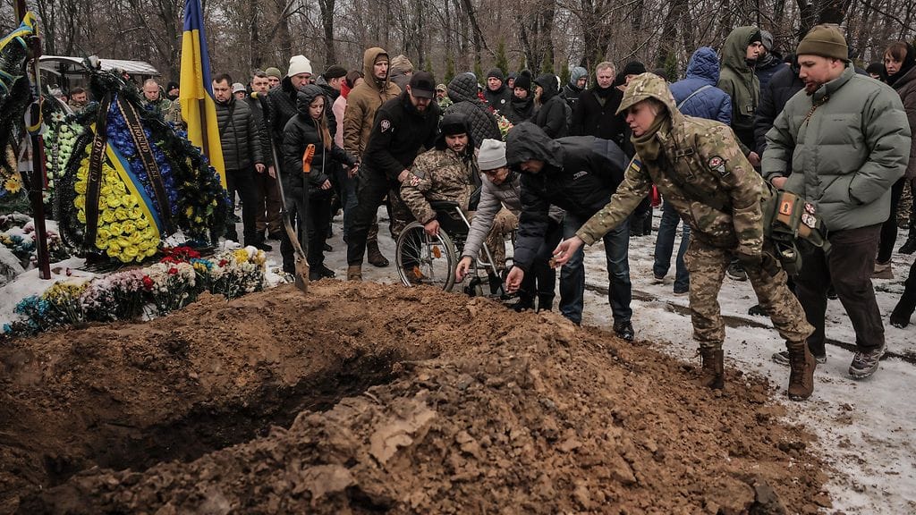 Arkistokuva ukrainalaissotilaan hautajaisista viime vuonna.