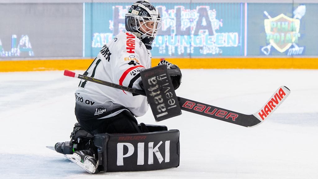 Eetu Laurikainen paikkaa Mountfieldin maalivahtitilannetta.