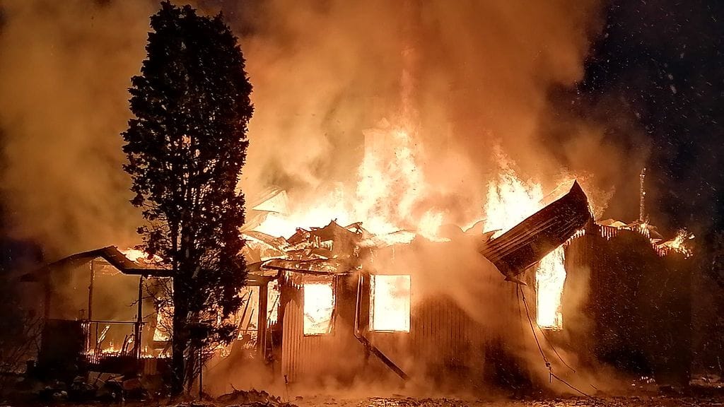 Omakotitalo tuhoutui palossa täysin, mutta asukkaat pelastautuivat ulos. Kuva: Simo Päivärinta