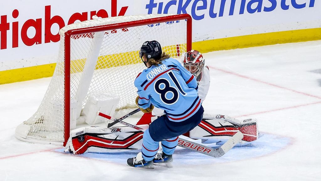 Antti Raanta pysäytti läpiajoon karanneen Kyle Connorin upealla tavalla.