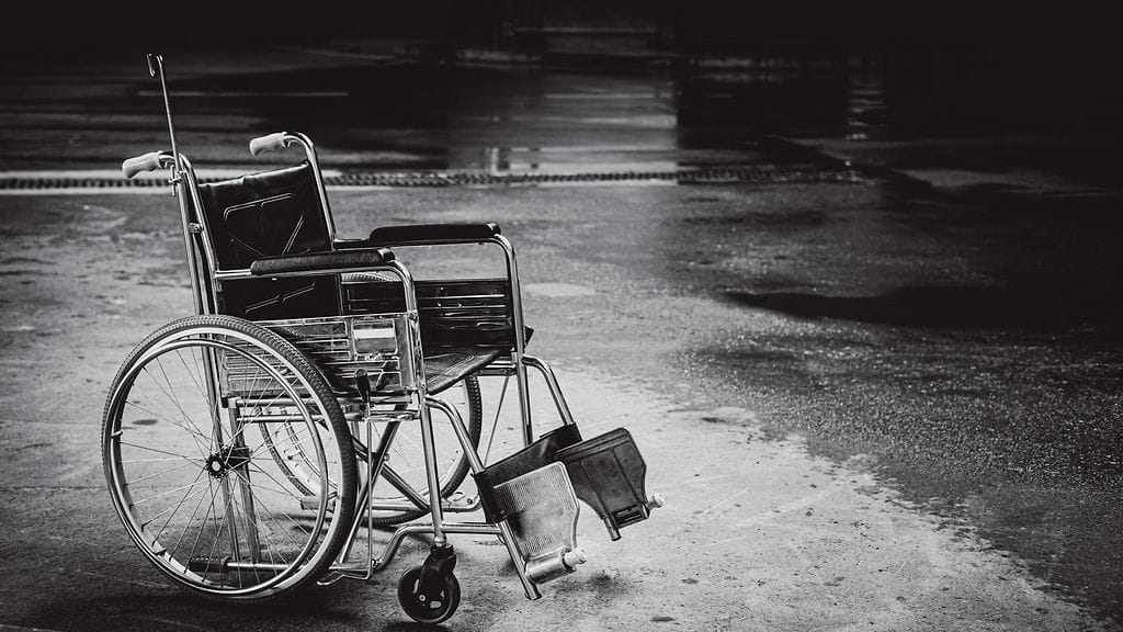 Pyörätuolissa ollut mies kaatui maahan. Eri osapuolet kiistelevät tapahtumista.