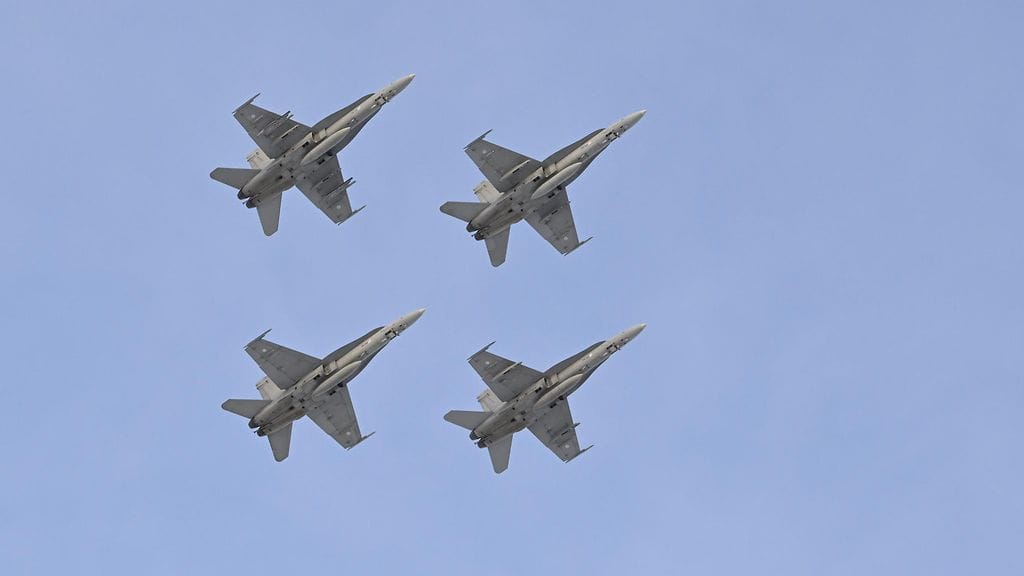 Hornet-hävittäjiä ilmassa itsenäisyyspäivänä joulukuussa 2023.