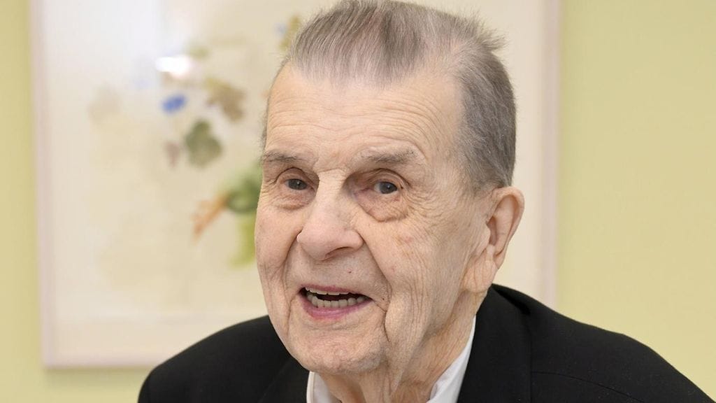 98-vuotias sotaveteraani Harry Hellen kunniamerkkien kanssa Hyvinkäällä 5. joulukuuta 2023