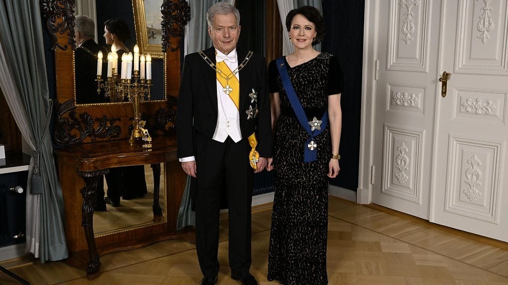 Jenni Haukiolla on yllään upea puku Linnan juhlissa.