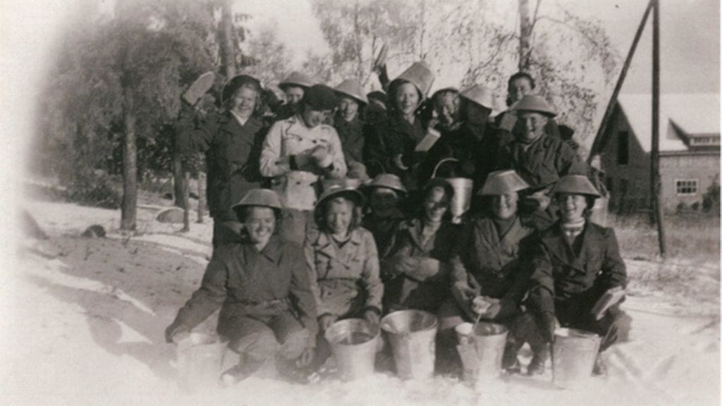 Sodan keskellä viljeltiin huumoriakin. Kannaksen siivoustöissä työtytöt sonnustautuivat "suojavälinein" sodan vaaroja vastaan.