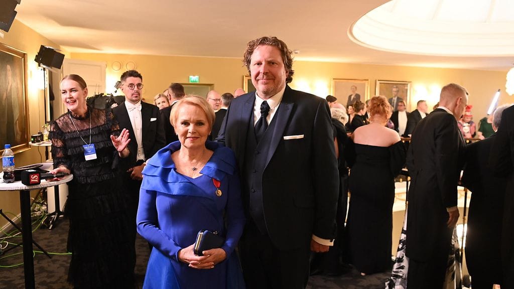 AOP Katri Helena Tommi liimatta