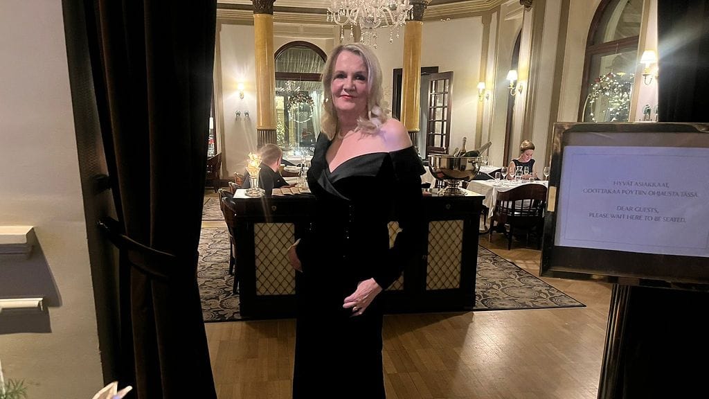 Miitta Sorvali oli valinnut mustan asun Linnan juhlien jatkoille Hotel Kämpiin.