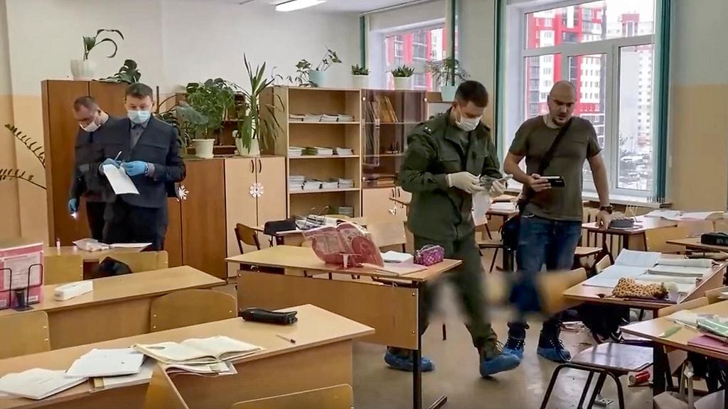 Kahdeksasluokkalainen tyttö salakuljetti ampuma-aseen lukioon nro 5 Brjanskin kaupungissa lähellä Ukrainan ja Valko-Venäjän rajaa ja ampui koulutoverinsa. Venäjän tutkintakomitean jakamasta videosta kaapatussa kuvassa näkyy venäläisiä tutkijoita työskentelemässä tapahtumapaikalla.