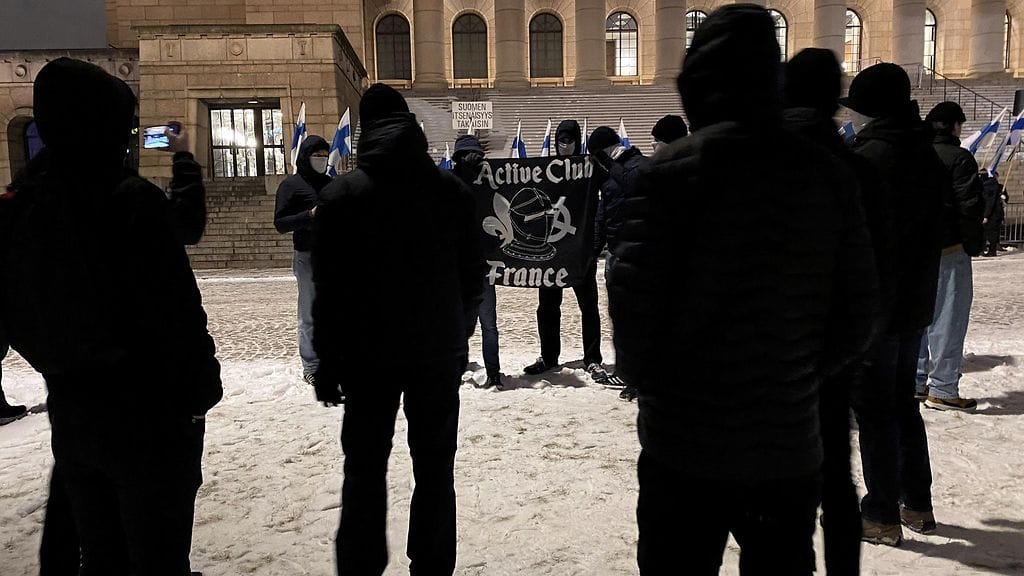 Äärioikeistolaisen Active Club Francen jäseniä Suomi herää -mielenosoituksessa Eduskuntatalon edessä Helsingissä itsenäisyyspäivänä 6. joulukuuta 2023.