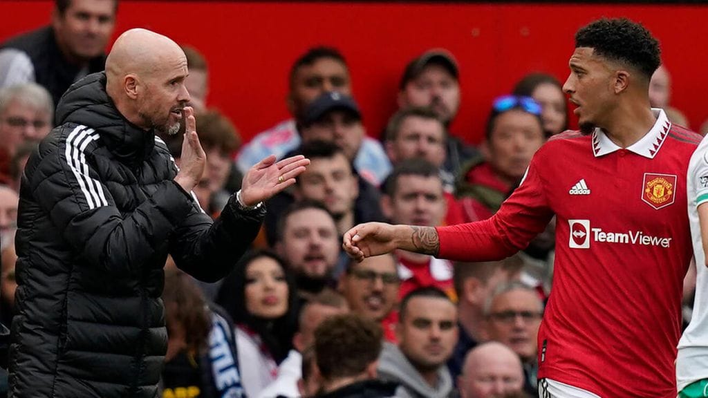 Erik ten Hag (vasemmalla, käsi pystyssä) ja Jadon Sancho oikealla (punaisessa paidassa).