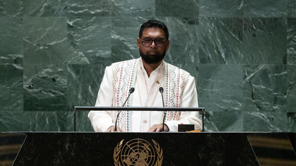 Presidentti Mohamed Irfaan Alin mukaan tiheän viidakon keskelle keskiviikkona pudonneen koneen kyydissä oli yhteensä seitsemän sotilasta.