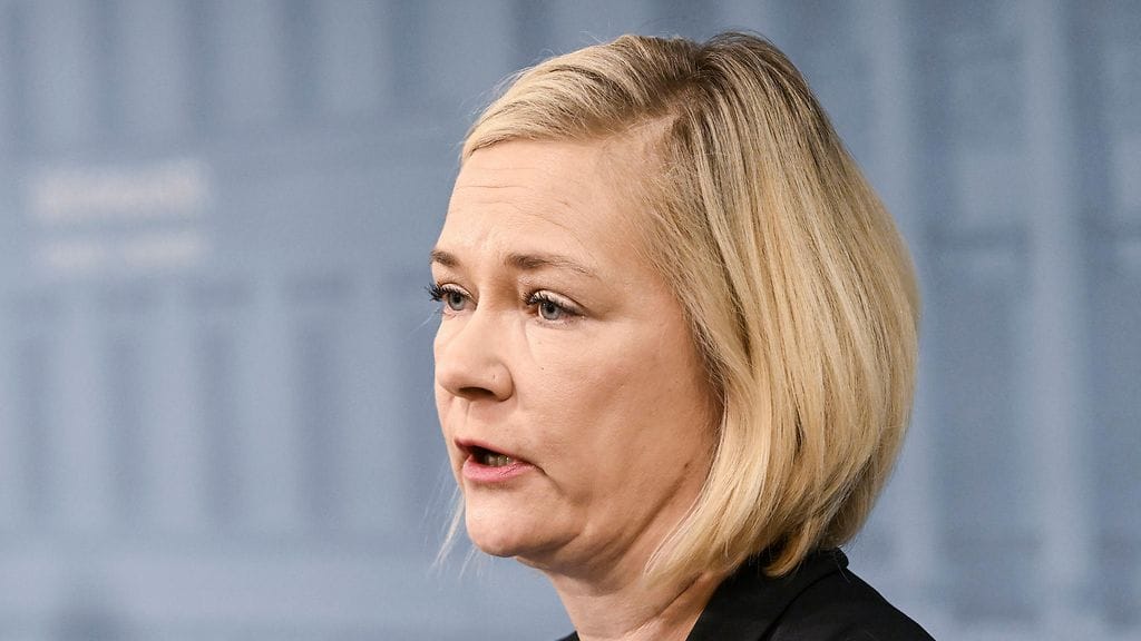 Mari Rantanen kertoi elokuun loppupuolella jäävänsä väliaikaisesti sivuun sisäministerin tehtävästä lapsensa sairastumisen vuoksi.