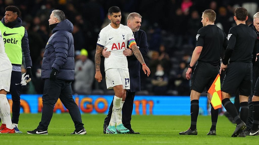 Tottenhamin käskijä Ange Postecoglou veti suivaantunutta kapteeniaan Cristian Romeroa sivummalle päätösvihellyksen jälkeen.