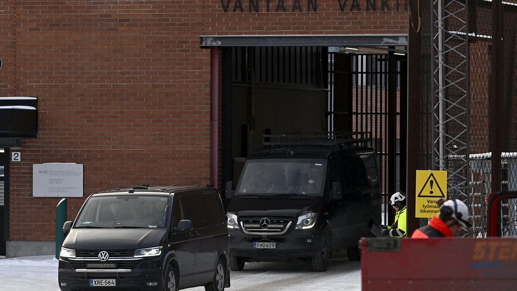 Wagner-joukkoihin kytketty mies vapautui Vantaan vankilasta tänään. Mies lähti vankilasta rajavartiolaitoksen kyydillä.