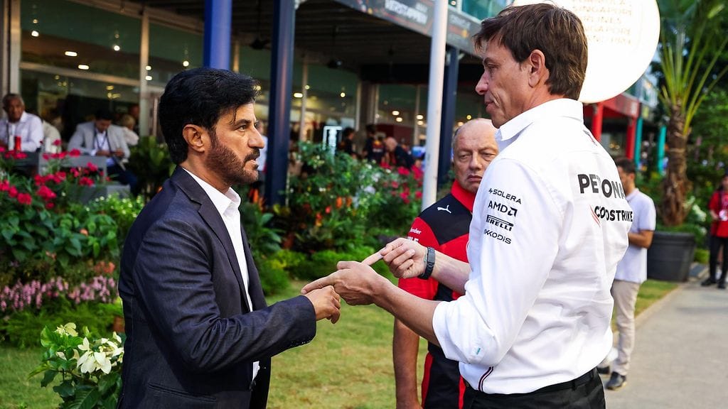 FIA:n presidentti Mohammed Ben Sulayem (vasemmalla), Ferrarin tallipäällikkö Frederic Vasseur (takana punaisessa paidassa) ja Mercedeksen tallipäällikkö Toto Wolff (etualalla oikealla).